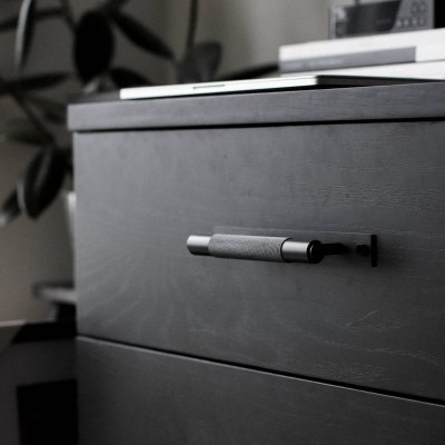 Langer Möbelgriff mit Kreuzplatte, 125 Stahl, schwarz