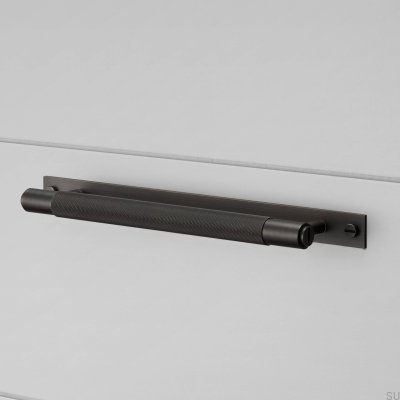 Länglicher Möbelgriff mit Kreuzplattenpolsterung, Messing 325, gebrannte Bronze