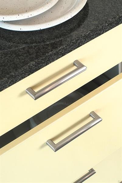 Zdjecie uchwytu podluznego 1406 320 srebrnego na meblu