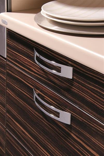 Zdjecie uchwytu 2113 srebrnego na meblu
