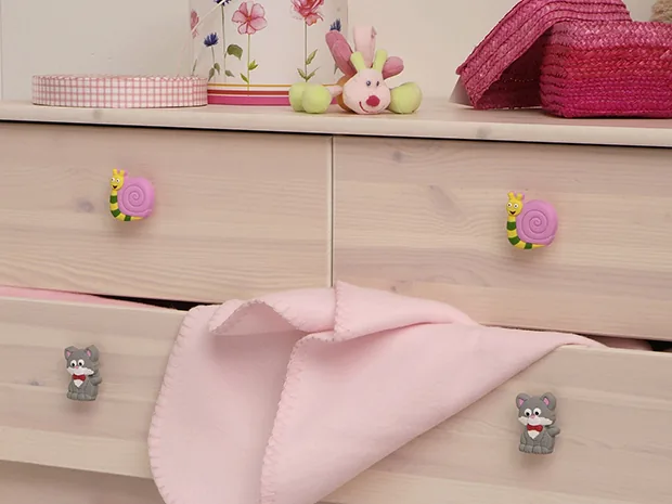 Gummiknöpfe für Kinder an einer Kommode